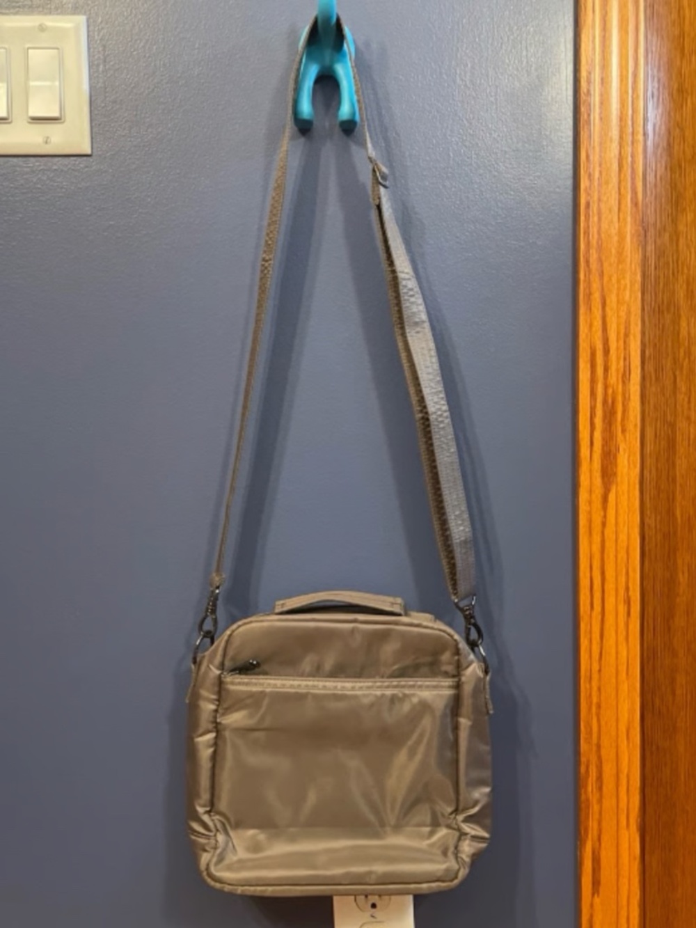 Lug Ranger Crossbody - Picture 2 of 8